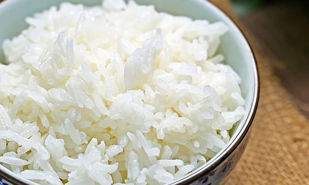A bowl of fluffy steamed white rice at Acbento, a Fast Food Restaurant in Flushing